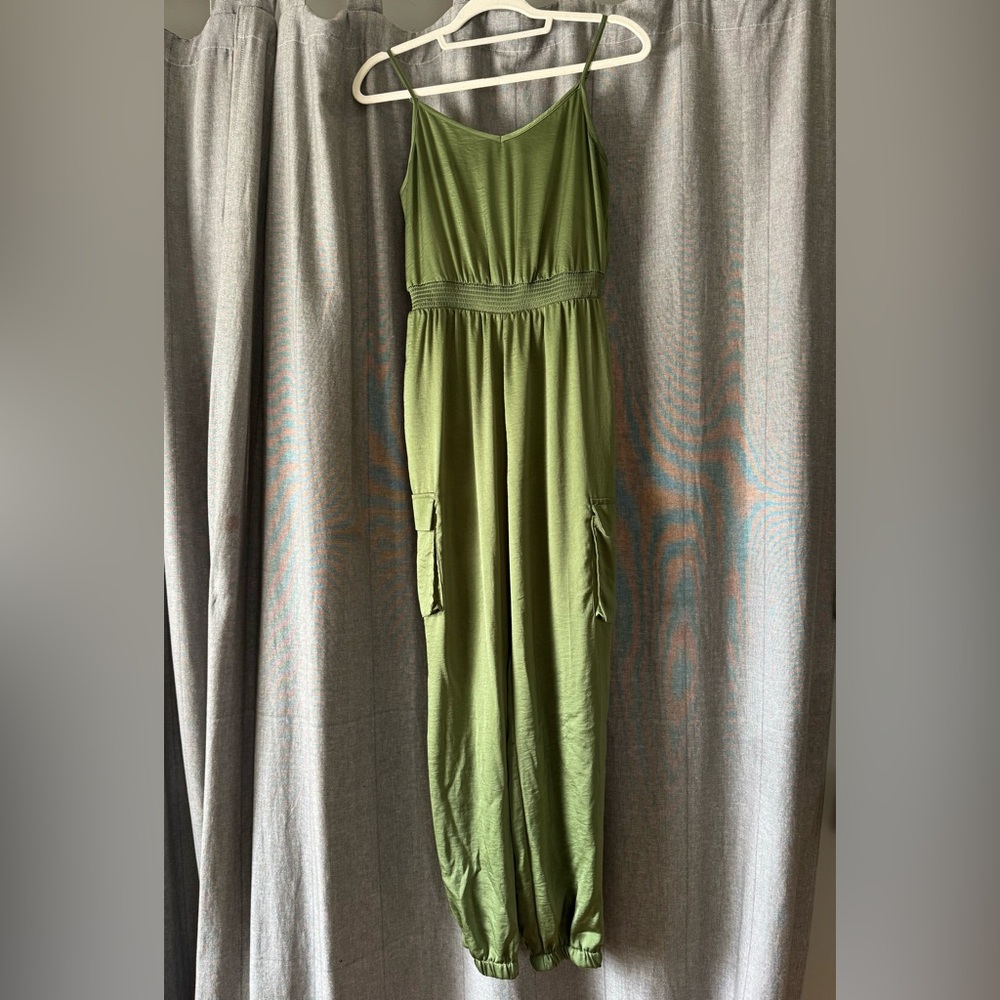 Blu Pepper Olive Satin Cargo Jumpsuit. Women’s size S.